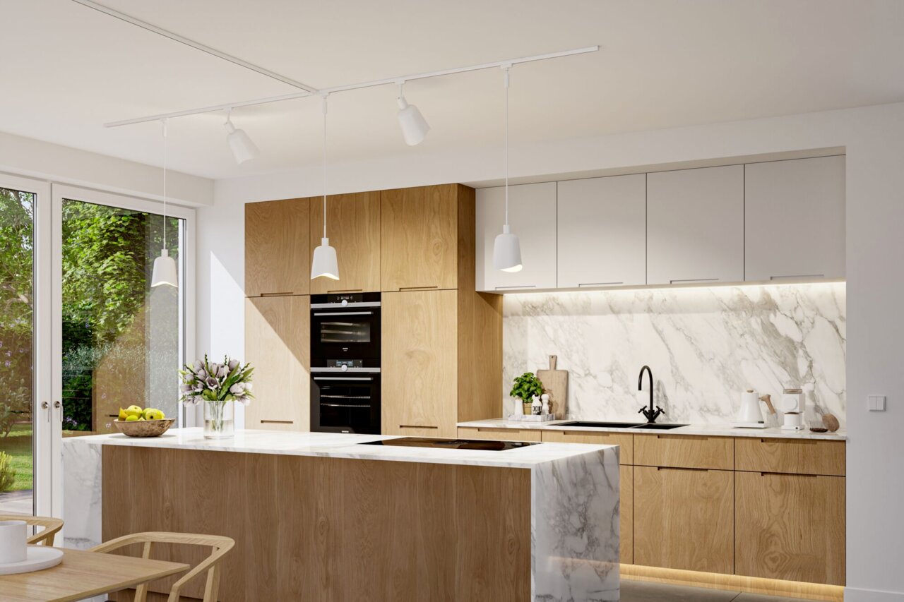 PAULMANN Dekoschirm Alvaro URAIL Moderne Küche mit Holz- und Marmorelementen, hängenden weißen Lampen und Blick auf den Garten durch große Fenster.