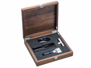 Offenes Sommelier-Set Baric 3-tlg. in einer edlen Holzkiste, von oben fotografiert. Enthält Korkenzieher, Flaschenverschluss und Folienschneider.