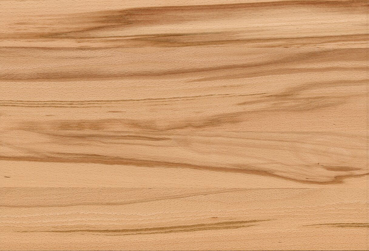 Nahaufnahme einer Holzoberfläche mit natürlicher Maserung in warmen Brauntönen.