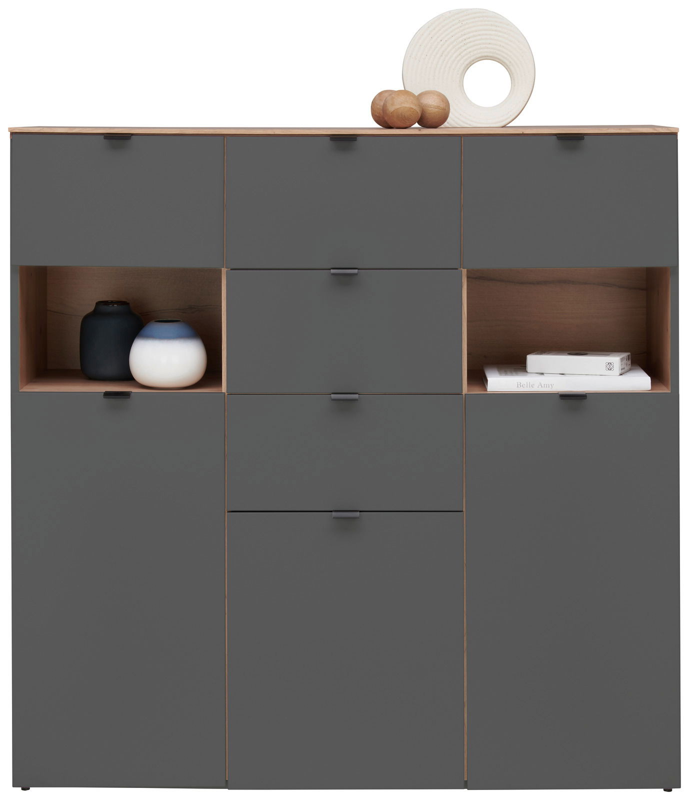 Frontale Ansicht eines modernen, grauen Highboards mit mehreren Schubladen und offenen Fächern, dekoriert mit Vasen und Büchern.