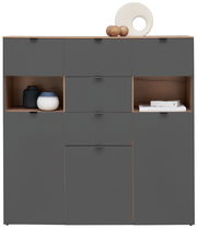 Frontale Ansicht eines modernen, grauen Highboards mit mehreren Schubladen und offenen Fächern, dekoriert mit Vasen und Büchern.