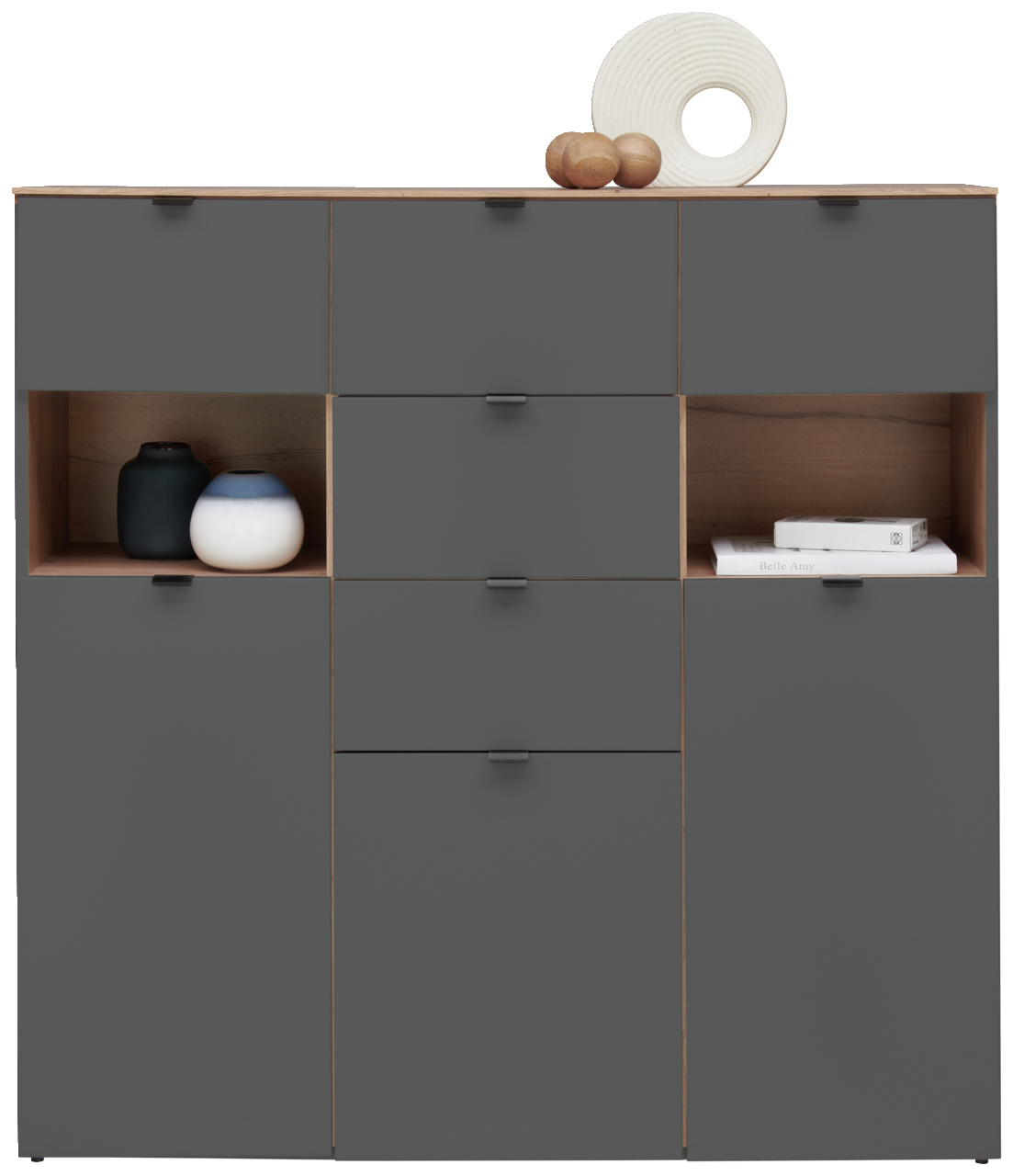 Frontale Ansicht eines modernen, grauen Highboards mit mehreren Schubladen und offenen Fächern, dekoriert mit Vasen und Büchern.