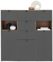 Frontale Ansicht eines modernen, grauen Highboards mit mehreren Schubladen und offenen Fächern, dekoriert mit Vasen und Büchern.