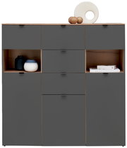 Frontale Ansicht eines modernen, grauen Highboards mit mehreren Schubladen und offenen Fächern, dekoriert mit Vasen und Büchern.