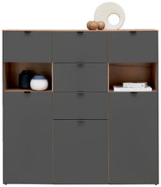 Frontale Ansicht eines modernen, grauen Highboards mit mehreren Schubladen und offenen Fächern, dekoriert mit Vasen und Büchern.