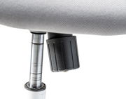 Nahaufnahme eines Drehstuhls mit Fokus auf die Höhenverstellung.