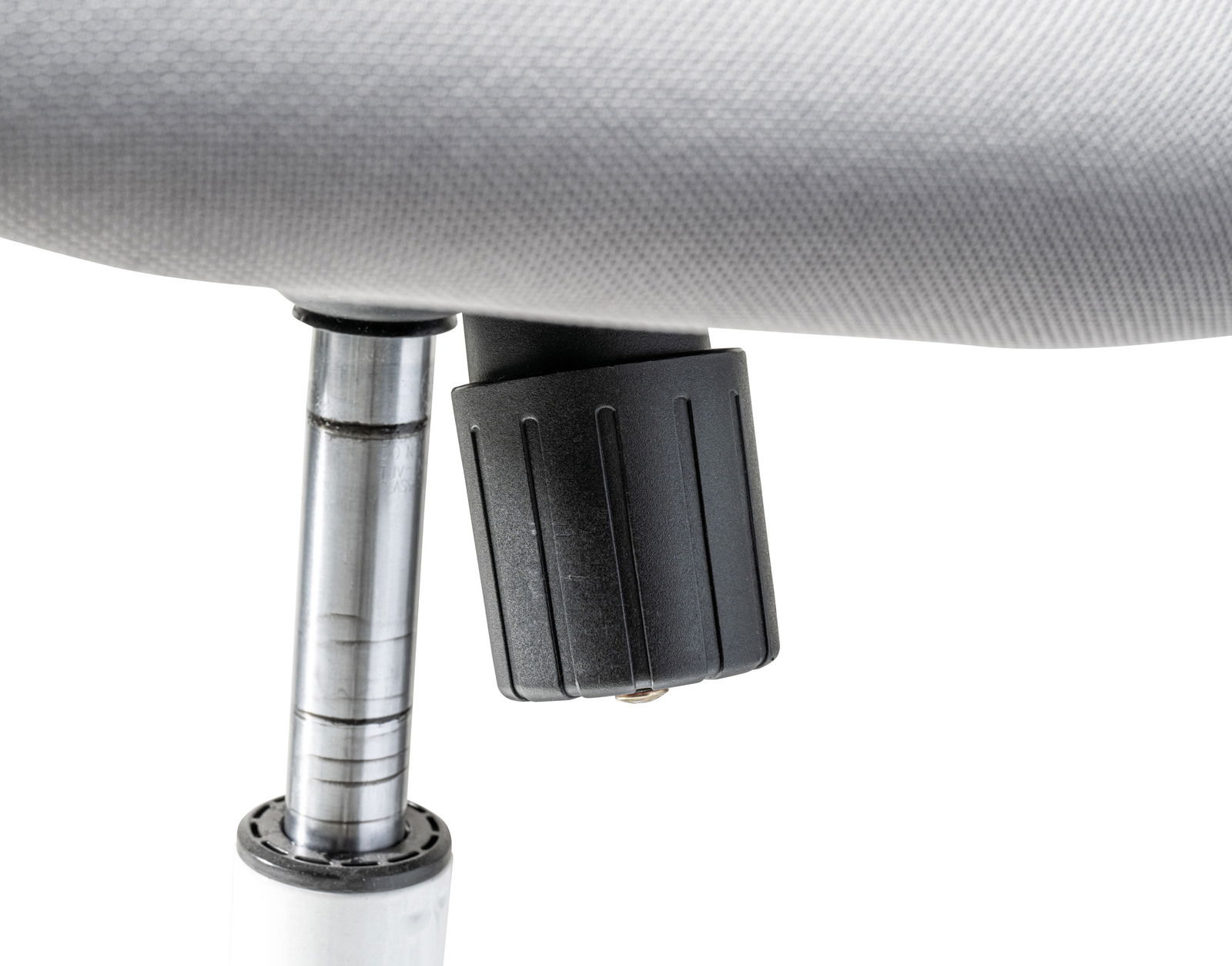 Nahaufnahme eines Drehstuhls mit Fokus auf die Höhenverstellung.