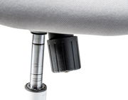 Nahaufnahme eines Drehstuhls mit Fokus auf die Höhenverstellung.