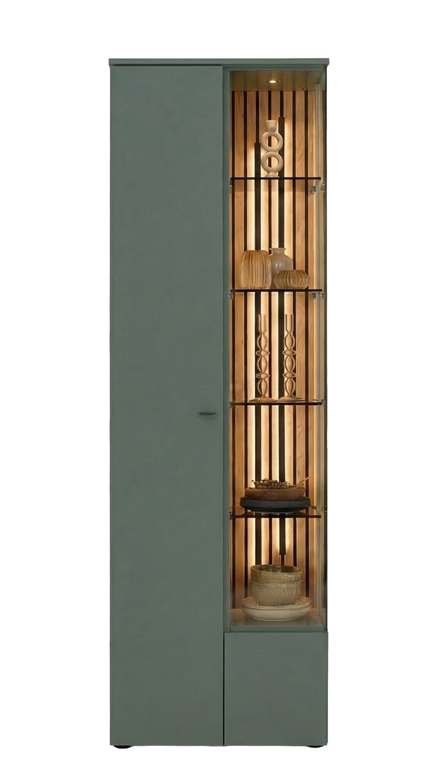 Venjakob Vitrine VANYA Hoher, schmaler Vitrinenschrank in mattgrün mit teilverglaster Front, warm beleuchteter Holzrückwand und Glasböden mit Deko, frontal aus leicht seitlicher Perspektive aufgenommen