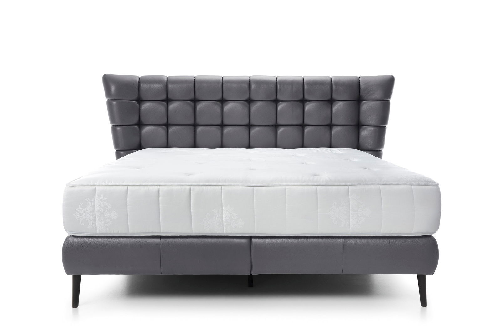 Frontale Ansicht eines modernen Boxbetts mit gepolstertem Kopfteil in dunklem Leder und weißer Matratze.