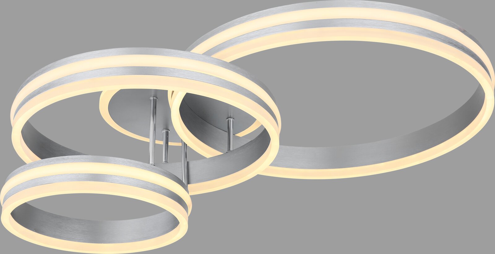 Moderne led-plafondlamp van geborsteld metaal met drie overlappende, verlichte ringen in warm wit, schuin van onderaf gefotografeerd in de studio tegen een grijze achtergrond.