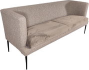Modernes 2-Sitzer-Sofa mit beigem Bouclé-Bezug, graubeigen Sitzkissen und schlanken schwarzen Metallbeinen, freigestellt auf Weiß, Ansicht schräg von vorne links
