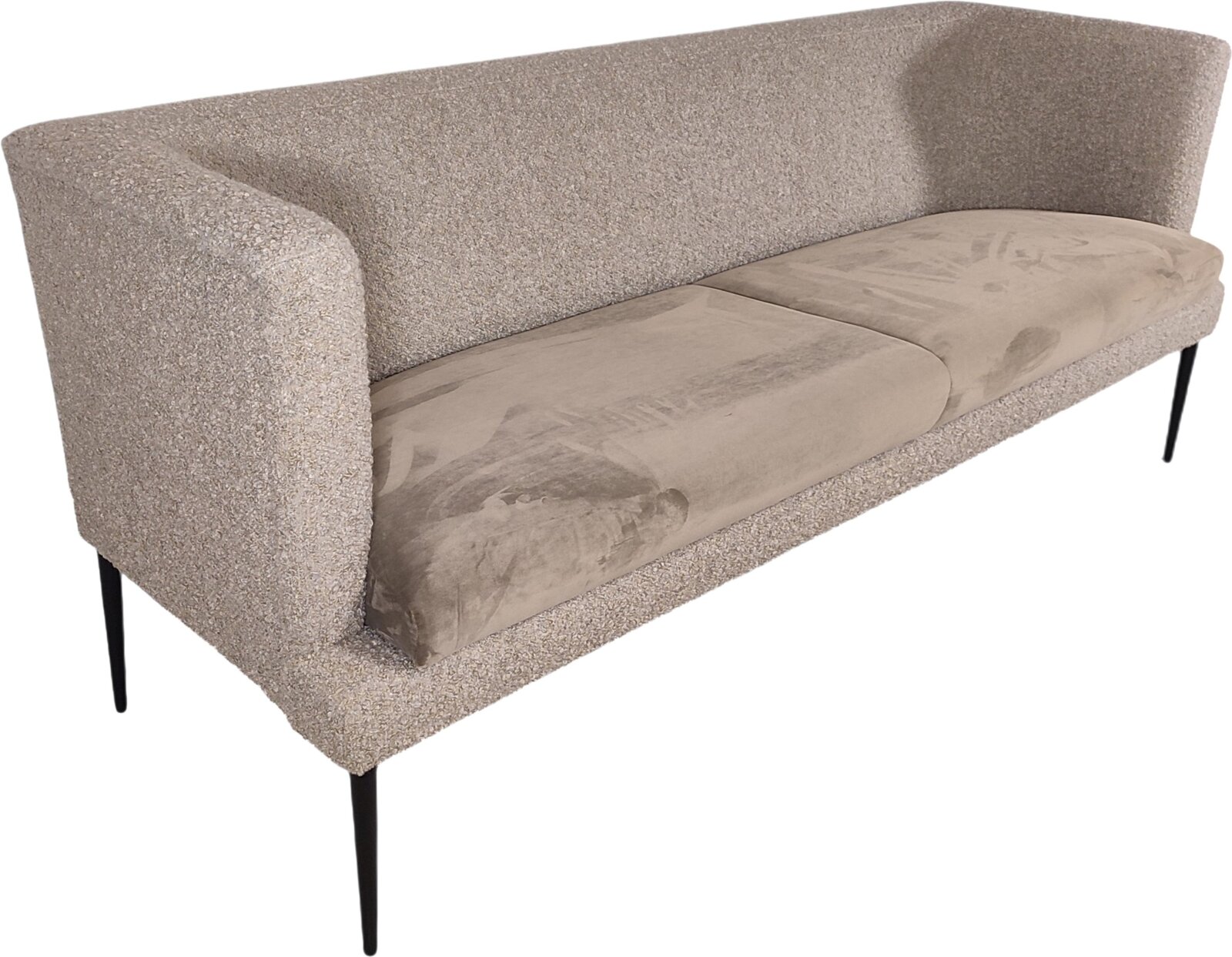Modernes 2-Sitzer-Sofa mit beigem Bouclé-Bezug, graubeigen Sitzkissen und schlanken schwarzen Metallbeinen, freigestellt auf Weiß, Ansicht schräg von vorne links