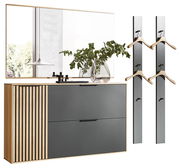 Modernes Garderoben-Set mit Spiegel, bestehend aus einem hölzernen Schrank mit schwarzen Fronten und vertikalen Streifen, einem großen Spiegel darüber und zwei schmalen Wandpaneelen mit Kleiderhaken. Perspektive: Frontalansicht.