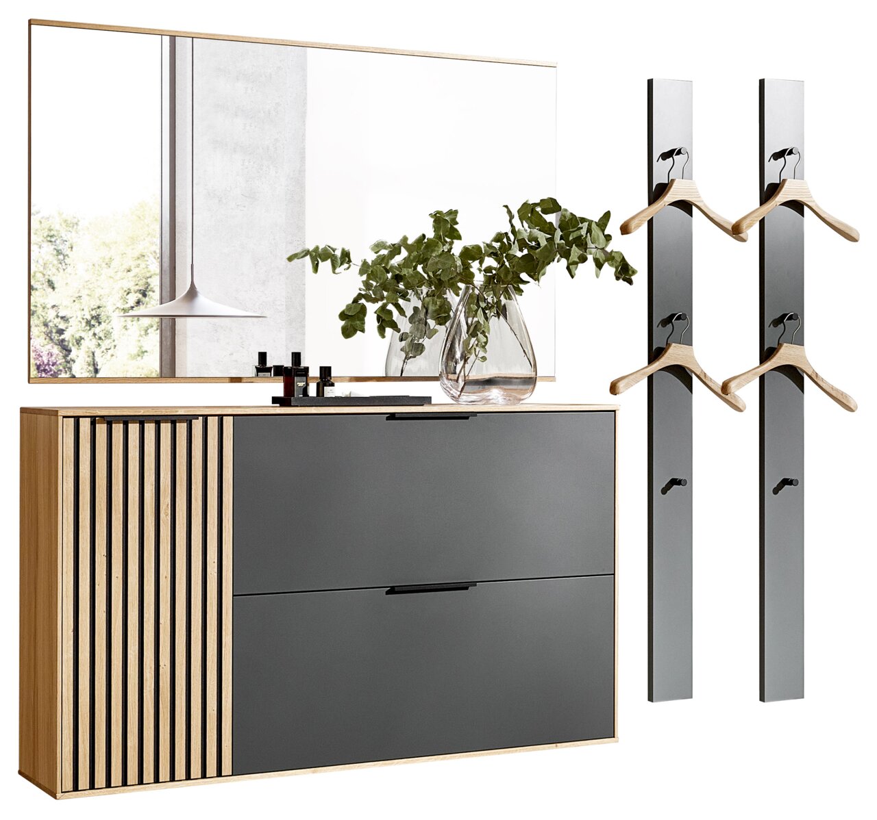 Dieter Knoll Garderoben-Set 4-tlg. RIVA Modernes Garderoben-Set mit Spiegel, bestehend aus einem hölzernen Schrank mit schwarzen Fronten und vertikalen Streifen, einem großen Spiegel darüber und zwei schmalen Wandpaneelen mit Kleiderhaken. Perspektive: Frontalansicht.