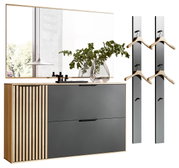 Modernes Garderoben-Set mit Spiegel, bestehend aus einem hölzernen Schrank mit schwarzen Fronten und vertikalen Streifen, einem großen Spiegel darüber und zwei schmalen Wandpaneelen mit Kleiderhaken. Perspektive: Frontalansicht.