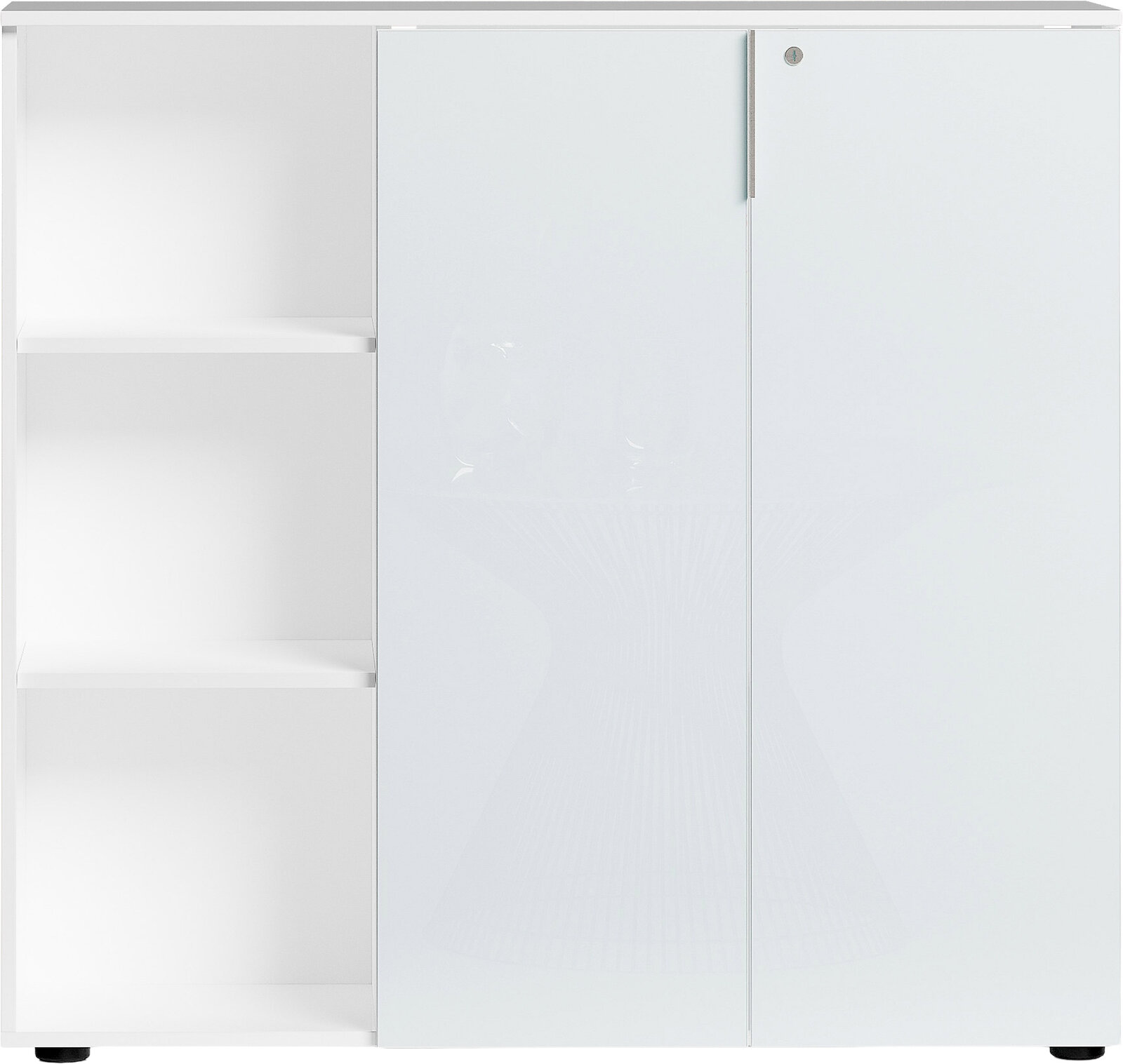 Weißer, niedriger Aktenschrank mit Regal, frontal fotografiert. Links offene Regalfächer, rechts verschlossene Türen.