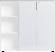 Weißer, niedriger Aktenschrank mit Regal, frontal fotografiert. Links offene Regalfächer, rechts verschlossene Türen.