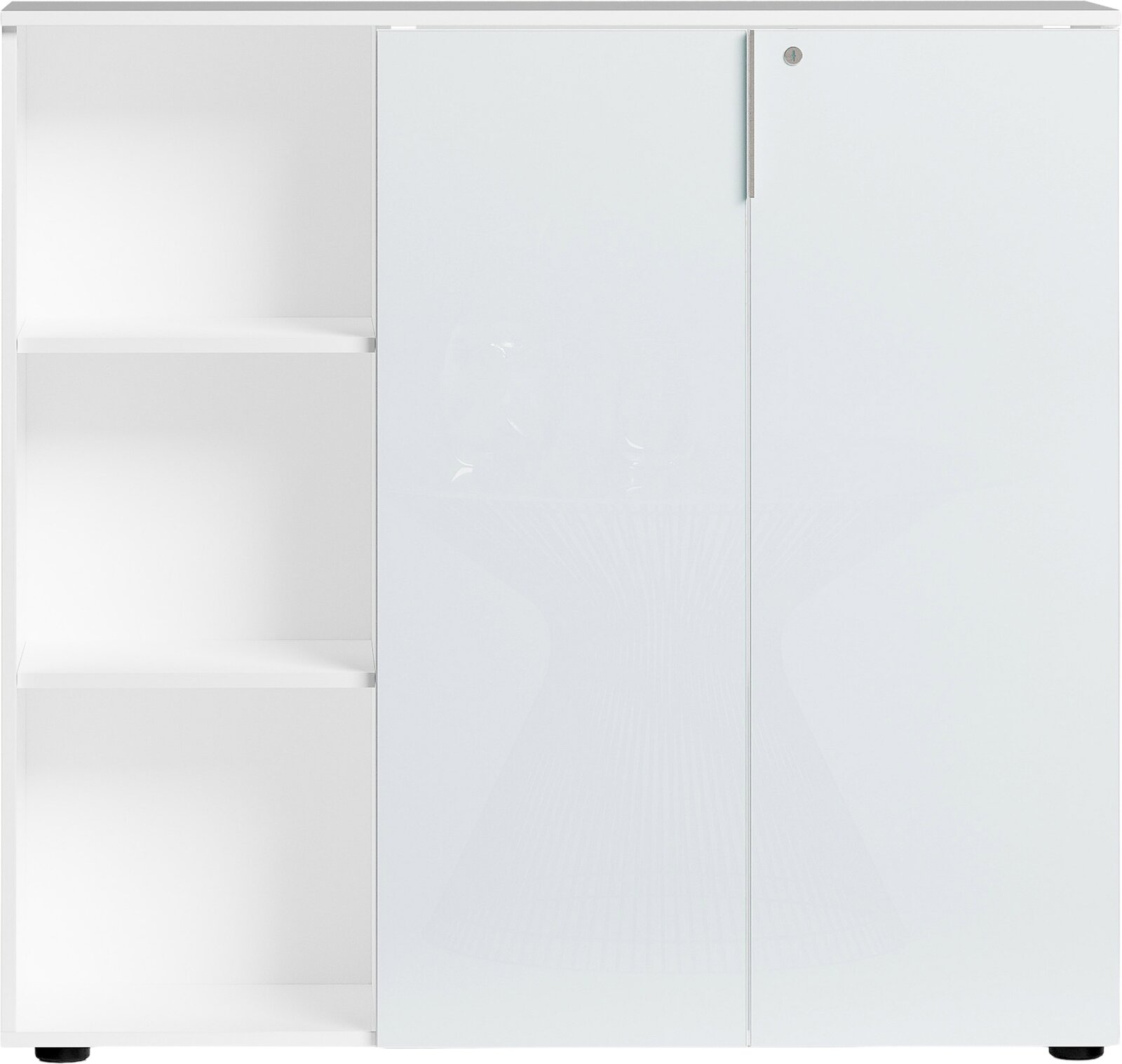 Weißer, niedriger Aktenschrank mit Regal, frontal fotografiert. Links offene Regalfächer, rechts verschlossene Türen.
