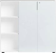 Weißer, niedriger Aktenschrank mit Regal, frontal fotografiert. Links offene Regalfächer, rechts verschlossene Türen.