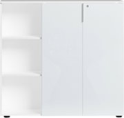 Weißer, niedriger Aktenschrank mit Regal, frontal fotografiert. Links offene Regalfächer, rechts verschlossene Türen.