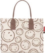 Flauschige Tote-Bag aus Teddy-Stoff in Creme mit braunem Smiley-Allover-Print und zwei braunen Tragehenkeln, frontal vor weißem Hintergrund abgebildet.