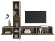 Moderne Wandkombination mit offenen und geschlossenen Regalen, dekoriert mit Büchern, Vasen und Gläsern, aus der Frontalperspektive.