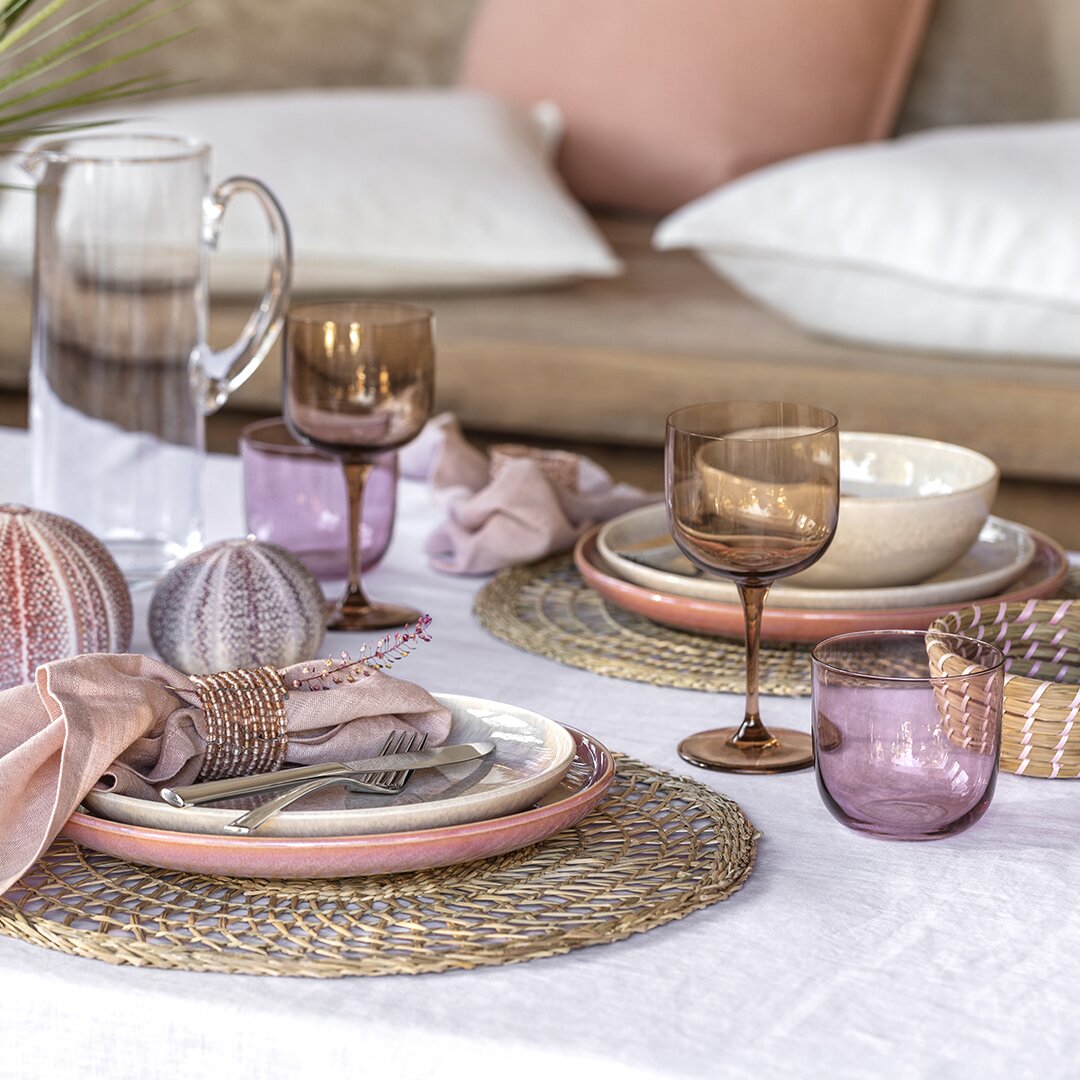 Like by Villeroy & Boch Wijnkelkset, 2-delig LIKE CLAY Elegantes Weinkelch-Set in Braun und Lila auf einem gedeckten Tisch, seitliche Perspektive