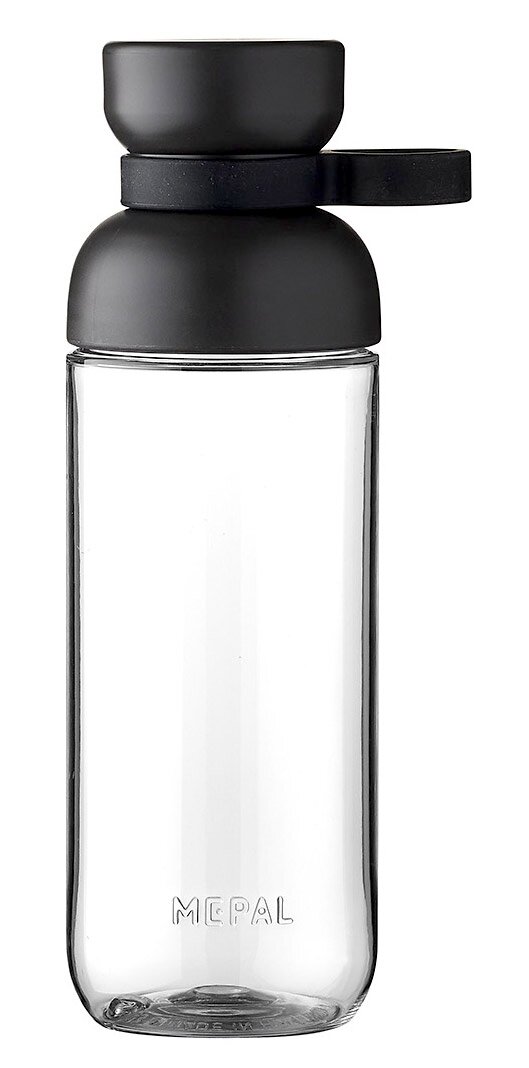 Trinkflasche Nordic Black mit schwarzem Deckel und Trageschlaufe, seitliche Perspektive