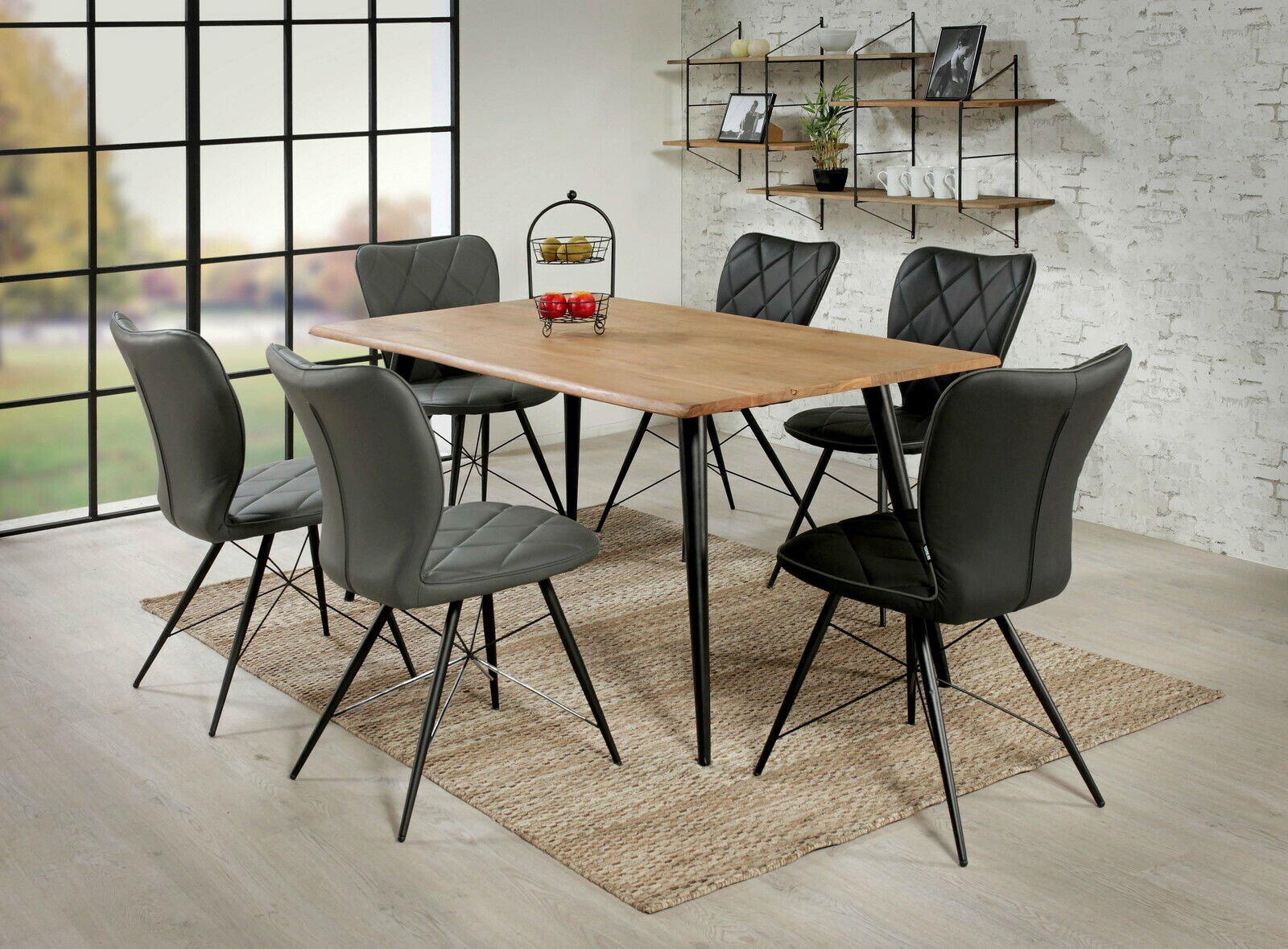 Moderner Esstisch mit Holzplatte und schwarzen Metallbeinen, umgeben von sechs gepolsterten Stühlen in einem Esszimmer mit großen Fenstern, seitliche Perspektive.