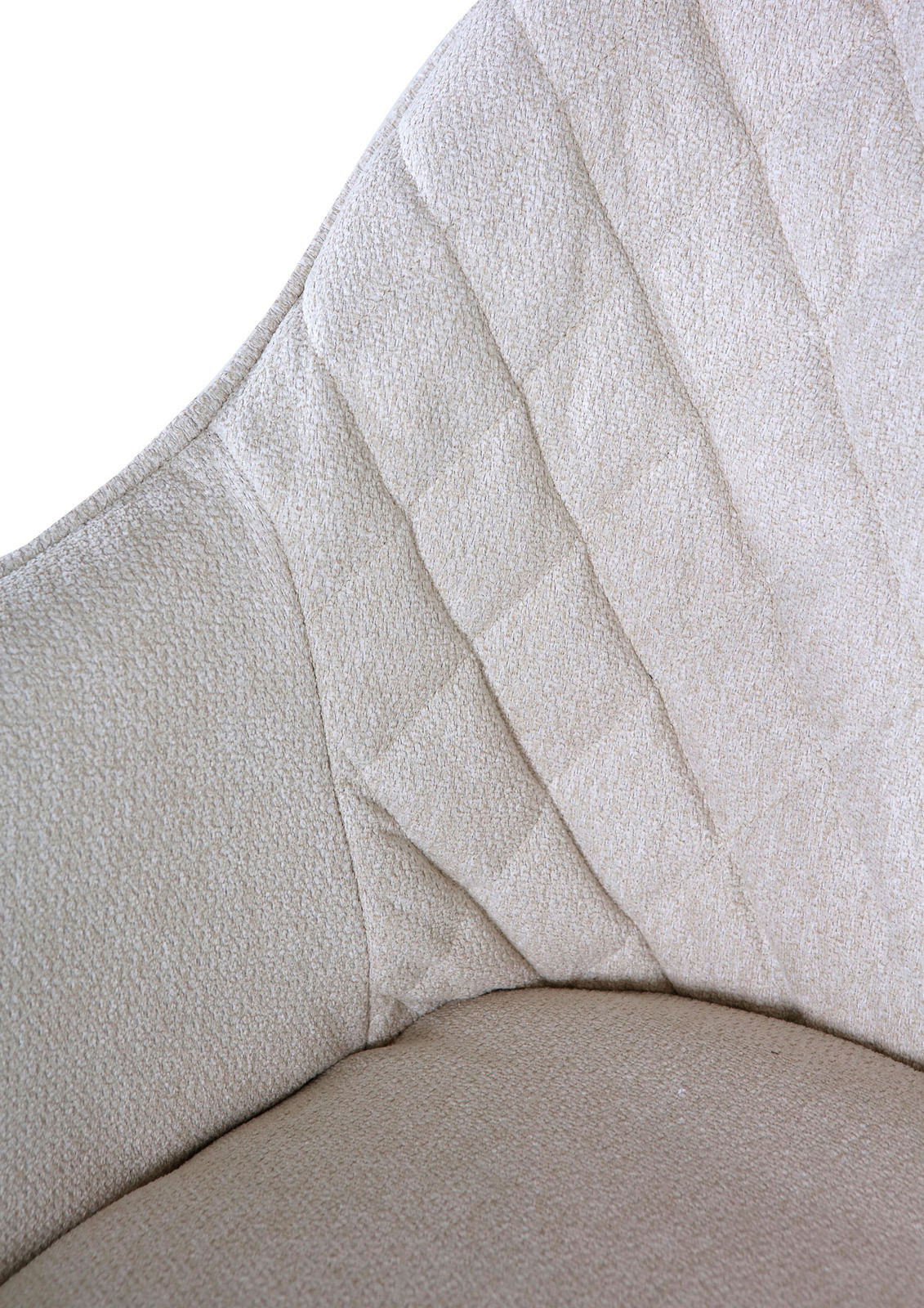 Nahaufnahme eines beigen Armlehnstuhls mit gestepptem Stoffmuster, seitliche Perspektive