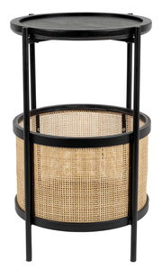 Runder Beistelltisch mit schwarzer Tischplatte und geflochtenem Korbdesign, seitliche Perspektive