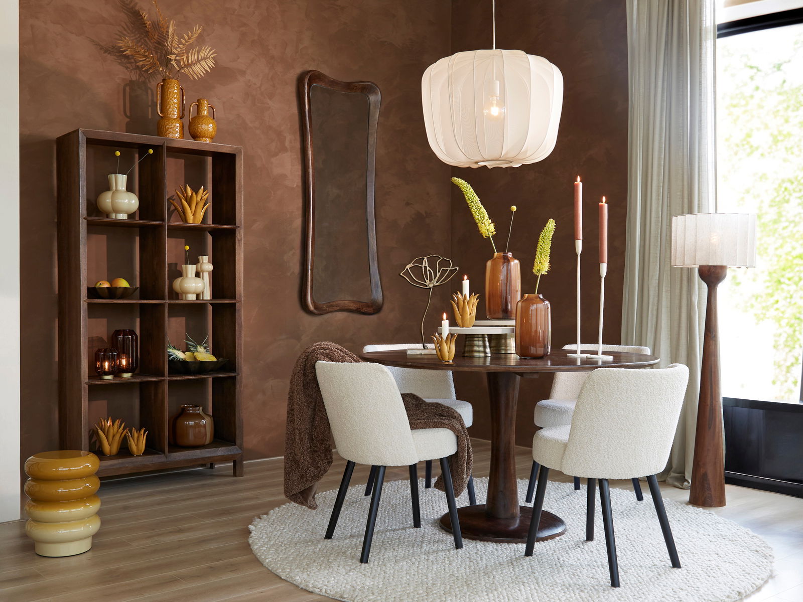 Light&Living Standregal SONDRIO Standregal SONDRI in einem stilvollen Wohnzimmer, frontal fotografiert, mit dekorativen Vasen und Kerzen auf den Regalböden.