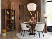 Standregal SONDRI in einem stilvollen Wohnzimmer, frontal fotografiert, mit dekorativen Vasen und Kerzen auf den Regalböden.