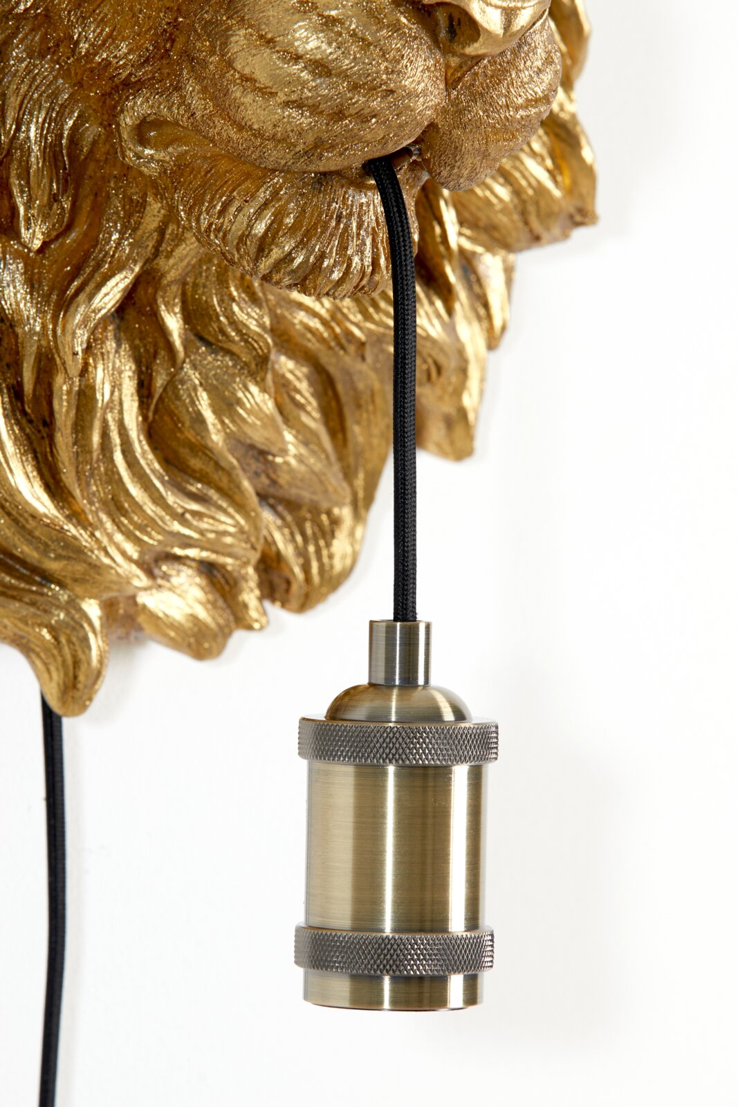 Detailansicht einer goldenen Löwenkopf-Wandleuchte mit einem schwarzen Kabel und einer bronzefarbenen Lampenfassung.