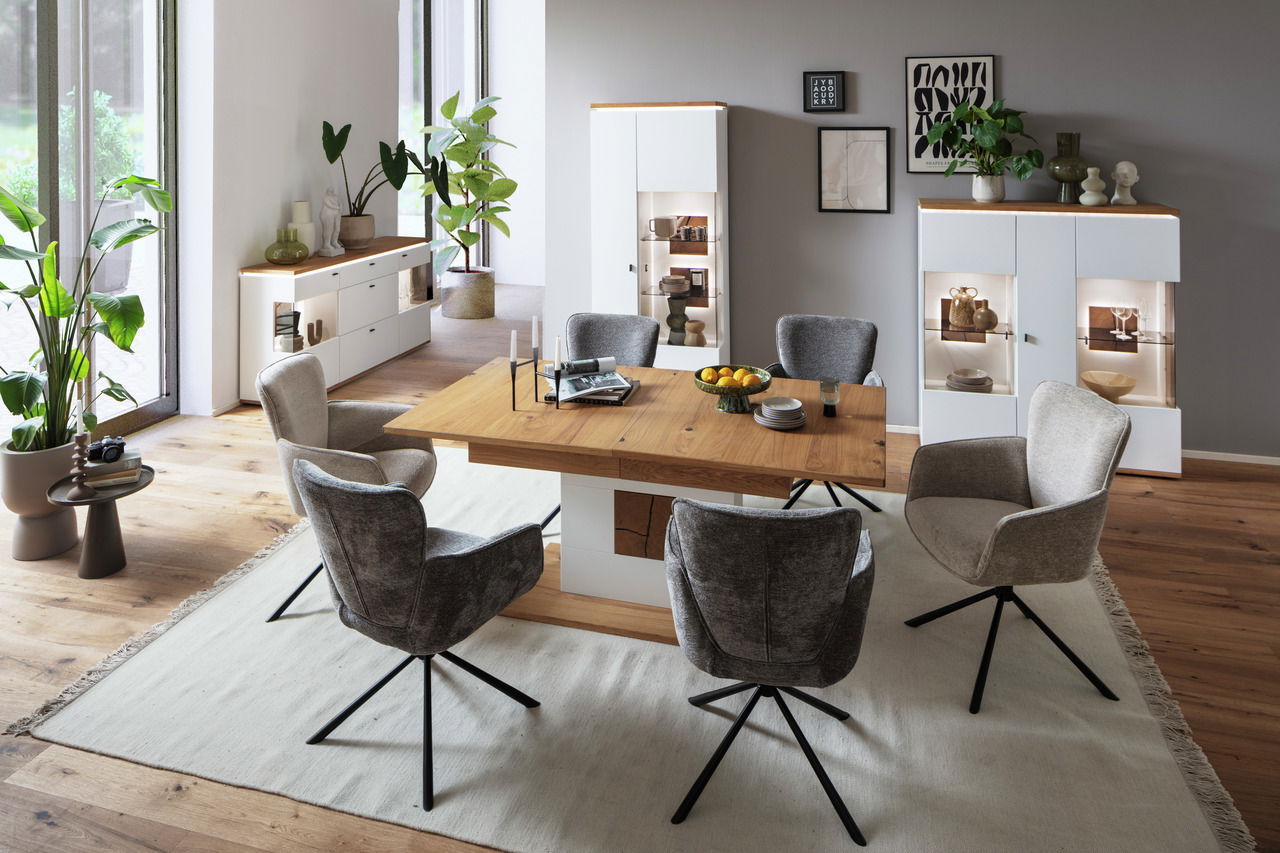 Esszimmer mit modernem Sideboard und Vitrine in heller, einladender Atmosphäre, seitliche Perspektive