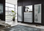 Modernes Garderoben-Set in Hellgrau mit Hochschrank, Schuhschrank und Spiegel sowie Garderobenpaneel mit Haken und Kleiderstange, frontal in leichter Schrägansicht im Flur vor dunkler Wand