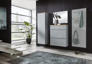 Modernes Garderoben-Set in Hellgrau mit Hochschrank, Schuhschrank und Spiegel sowie Garderobenpaneel mit Haken und Kleiderstange, frontal in leichter Schrägansicht im Flur vor dunkler Wand