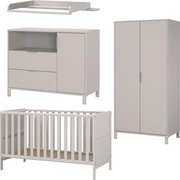 Babyzimmer 4-teilig bestehend aus einem Gitterbett, einem Kleiderschrank, einer Wickelkommode und einem Wandregal, frontal abgebildet.