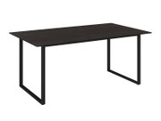 Moderne rechthoekige eettafel met zwart blad en zwart metalen U-pootframe, schuin van voren in 3/4-perspectief weergegeven