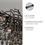 Nahaufnahme eines Kronleuchters mit Kristallanhängern und energieeffizienten LED-Leuchtmitteln, seitliche Perspektive