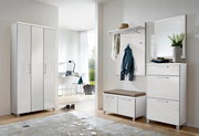 Modernes Garderoben-Set in Weiß, bestehend aus einem hohen Schrank, einer Sitzbank mit Stauraum, einer Wandgarderobe mit Haken und Ablage sowie einem Spiegel. Perspektive: Frontalansicht.