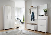 Modernes Garderoben-Set in Weiß, bestehend aus einem hohen Schrank, einer Sitzbank mit Stauraum, einer Wandgarderobe mit Haken und Ablage sowie einem Spiegel. Perspektive: Frontalansicht.