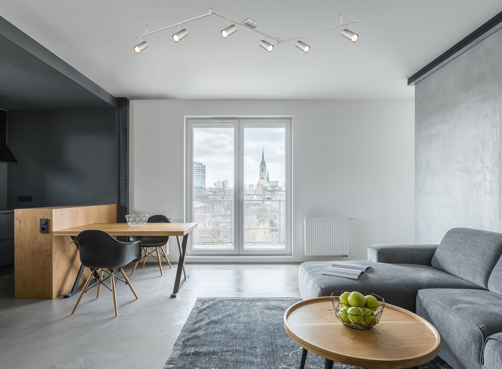 Moderne Wohnzimmeransicht mit einem weißen Deckenstrahler von Globo Lighting, Modell ROBBY, der sechs verstellbare Leuchten hat und den Raum stilvoll beleuchtet.