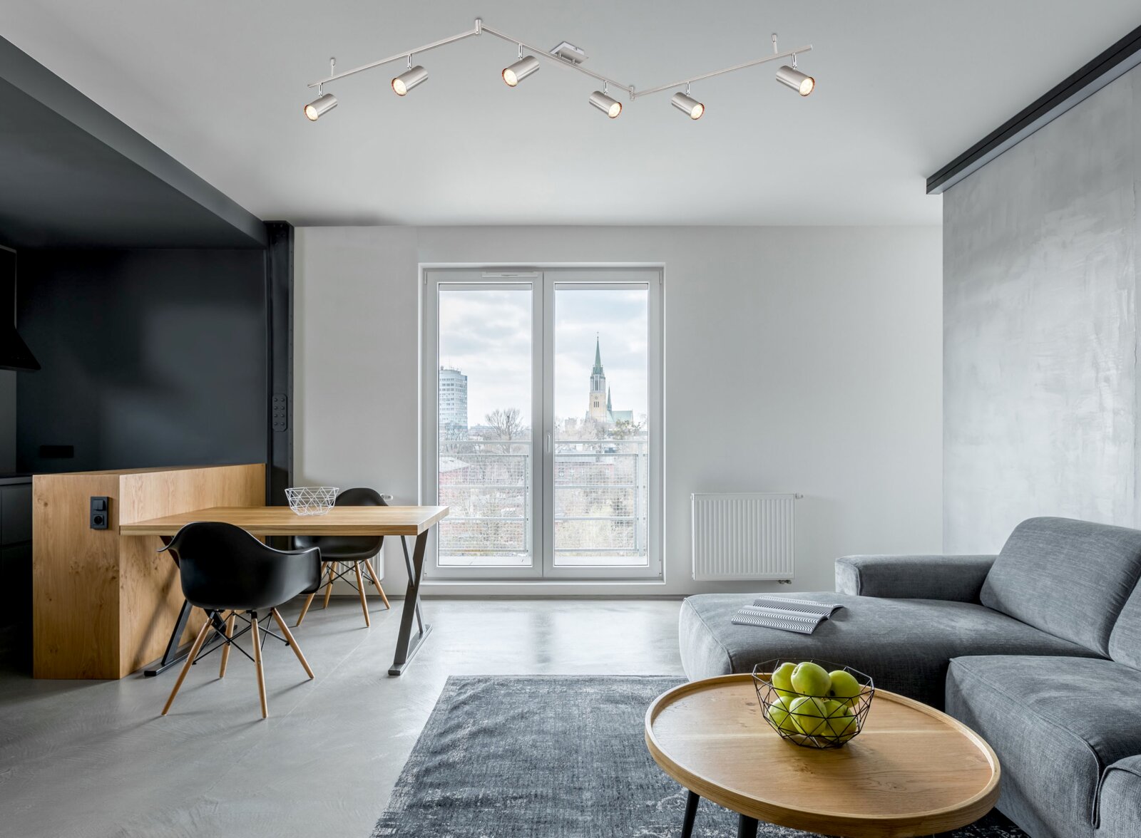Moderne Wohnzimmeransicht mit einem weißen Deckenstrahler von Globo Lighting, Modell ROBBY, der sechs verstellbare Leuchten hat und den Raum stilvoll beleuchtet.