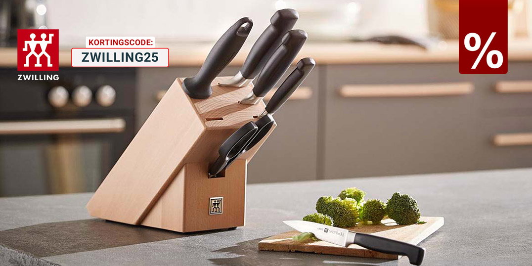 Zwilling messenblok met keukenmessen op aanrecht, naast snijplank met broccoli.