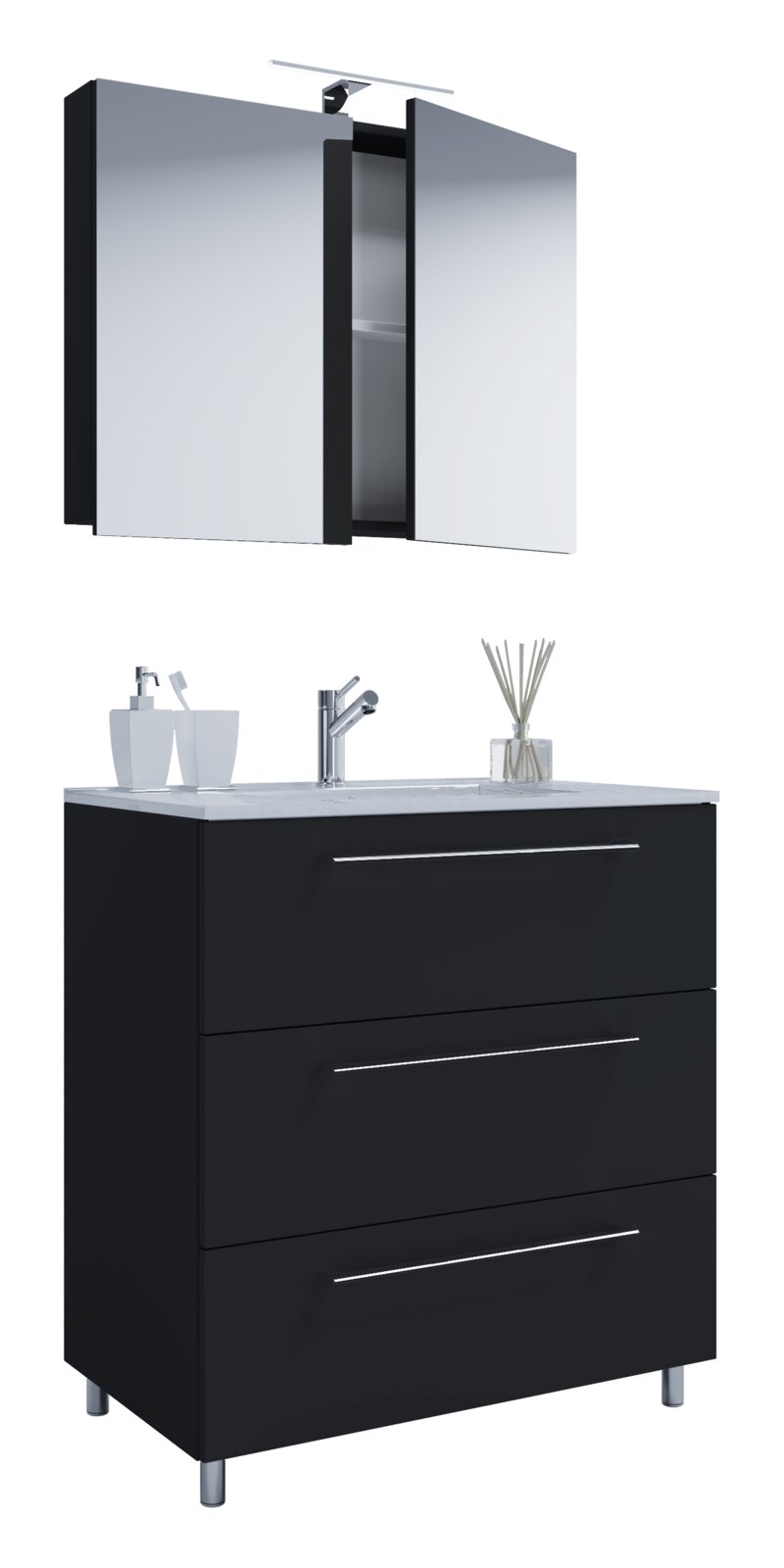 Modernes Badezimmermöbel-Set in Schwarz mit Waschtischunterschrank (drei Schubladen, Chromgriffe, weiße Waschtischplatte mit Armatur) und Spiegel-Wandschrank mit leicht geöffneten Spiegeltüren, Ansicht schräg von vorne.