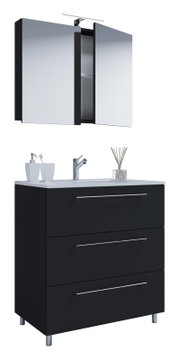 Modernes Badezimmermöbel-Set in Schwarz mit Waschtischunterschrank (drei Schubladen, Chromgriffe, weiße Waschtischplatte mit Armatur) und Spiegel-Wandschrank mit leicht geöffneten Spiegeltüren, Ansicht schräg von vorne.