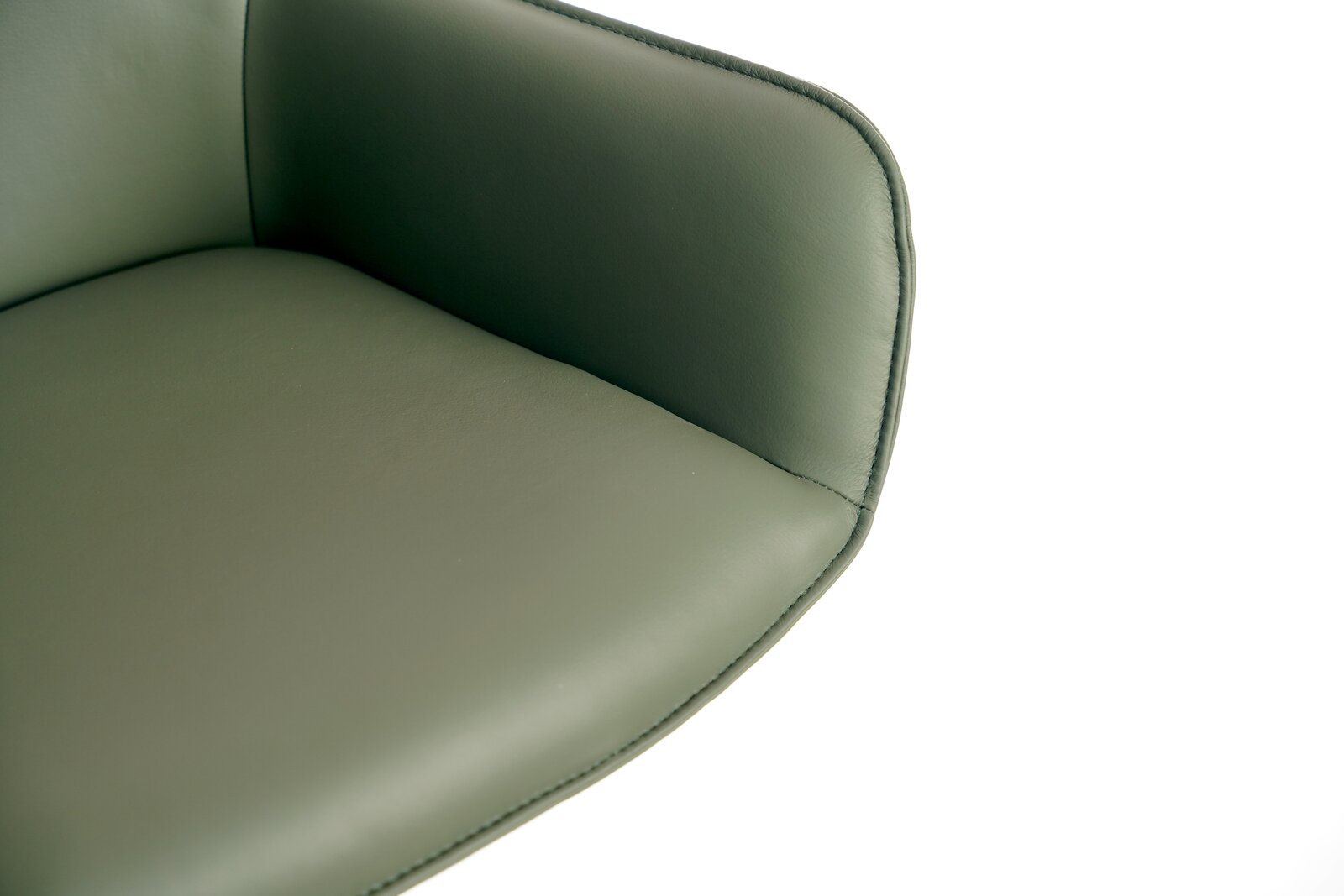 Nahaufnahme eines grünen Barhockersitzes mit glatter Polsterung, seitliche Perspektive