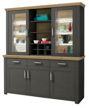 Vitrinenaufsatz in moderner grauer Optik mit Holzdetails, frontal fotografiert. Enthält Glasvitrinen mit dekorativen Objekten und offenen Regalen.